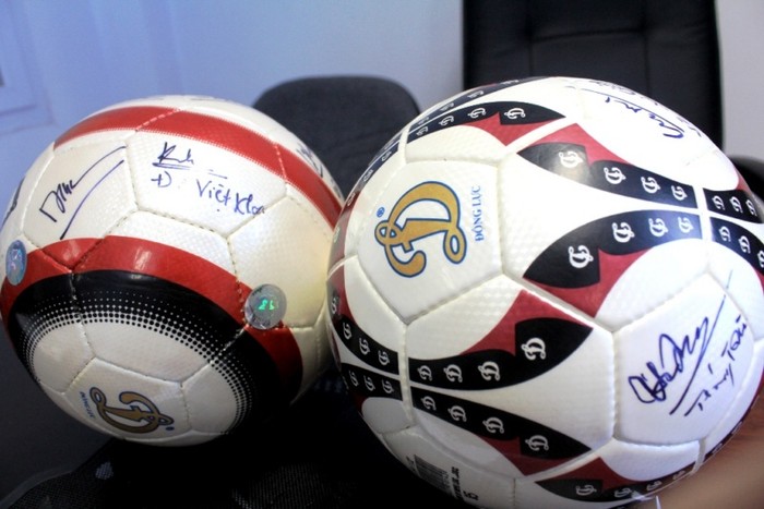 Trái bóng đặc biệt có chữ ký của nhiều người nổi tiếng này sẽ được tặng cho bạn đọc may mắn đoán trúng kết quả vòng bán kết EURO 2012. (Bấm để xem thêm cách thức dự đoán)